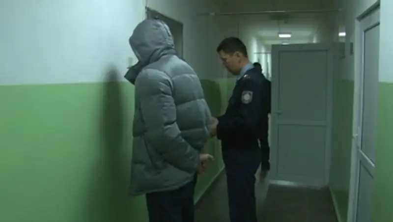 В Талдыкоргане задержанный за миграционное нарушение россиянин оказался мошенником