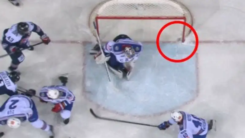 Телекамера "отменила" победу СКА в Кубке Гагарина, обнаружив в воротах дырку