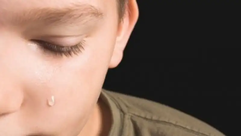 Житель Тараза нанёс побои семилетнему мальчику и угрожает его семье