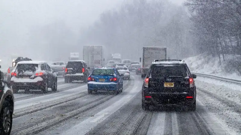 5 участков дорог закрыли в Алматинской области из-за метели