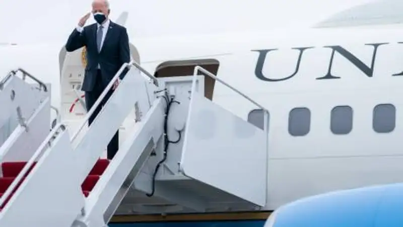 Сын Трампа высмеял падение Байдена на трапе самолета