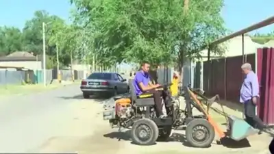 Житель Жамбылской области смастерил трактор из металлолома и старых "Жигулей" 