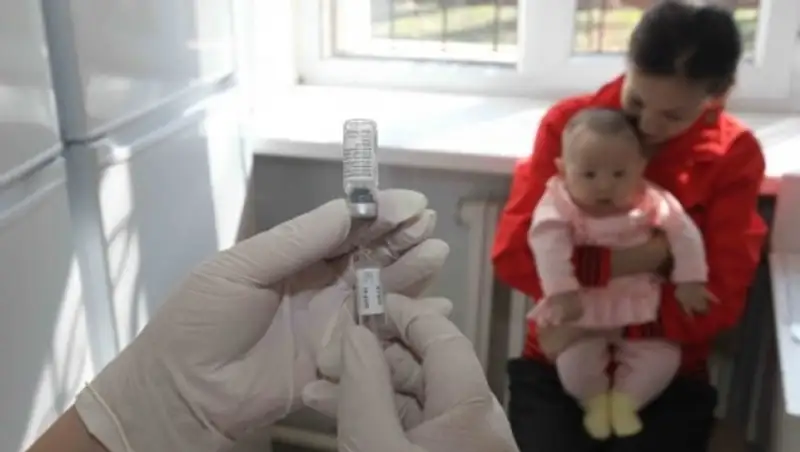 Мажилисмены просят правительство усилить контроль за проведением профилактических прививок