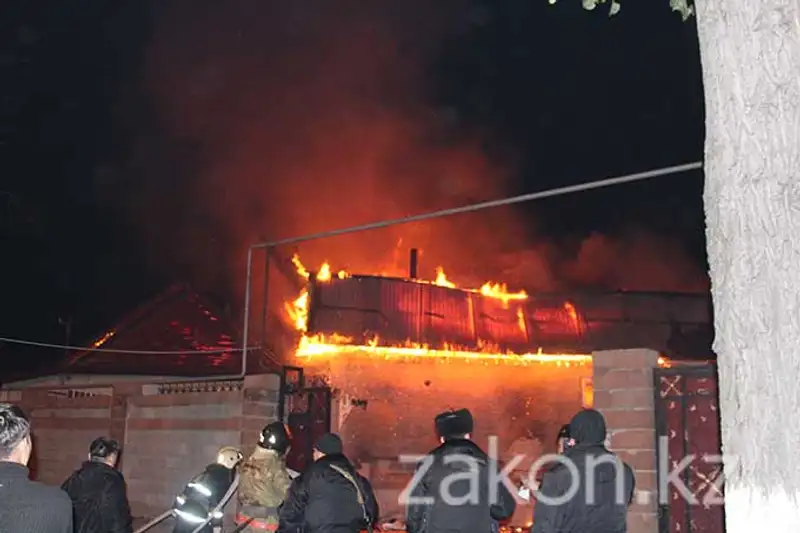 В Алматы сгорела сауна, располагавшаяся на территории частного дома (фото) В Алматы сгорела сауна, располагавшаяся на территории частного дома (фото), фото - Новости Zakon.kz от 29.11.2013 16:52