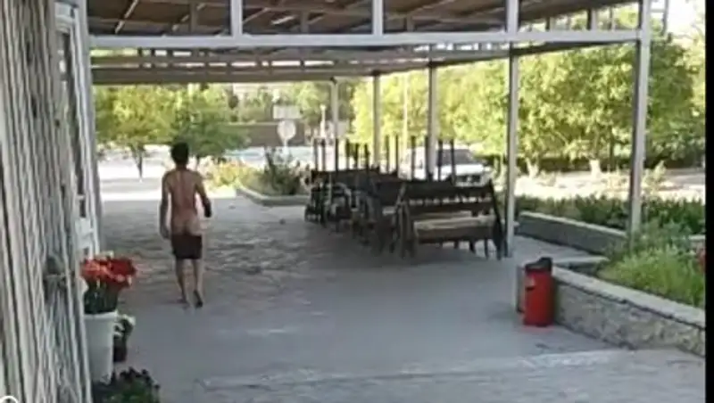 В Актау мужчина со спущенными трусами ходил по городу