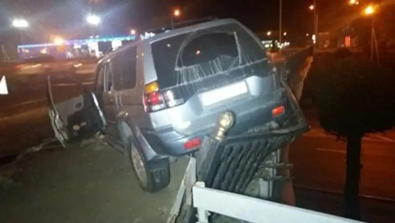 Внедорожник снес фонарь и едва не слетел с моста в Алматы