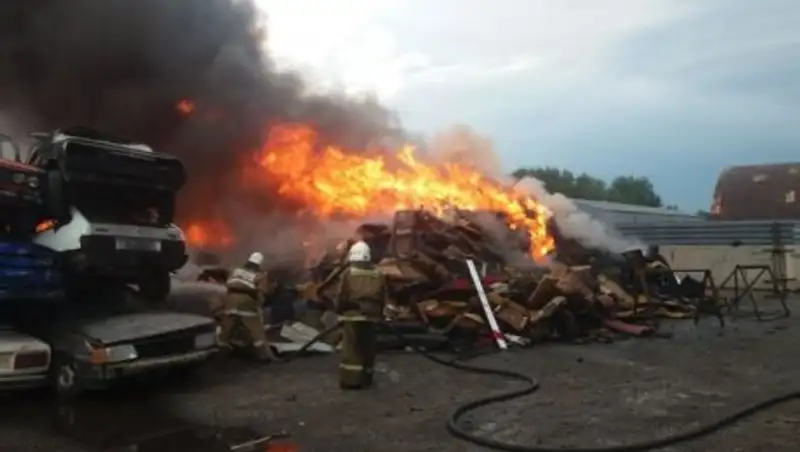 В Костанае горит пункт приема автомобилей для утилизации