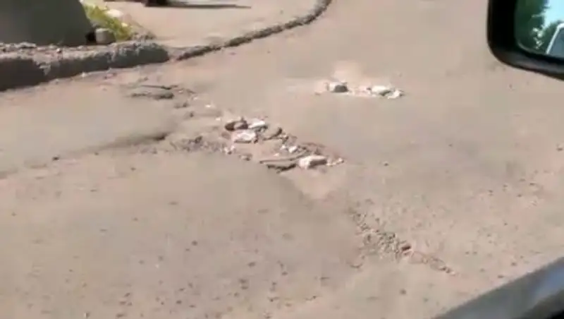 Новый аким Семея увидел дороги города и сразу выделил деньги на их ремонт