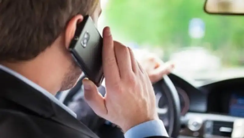 42% водителей Алматы и Астаны регулярно разговаривают по телефону за рулем