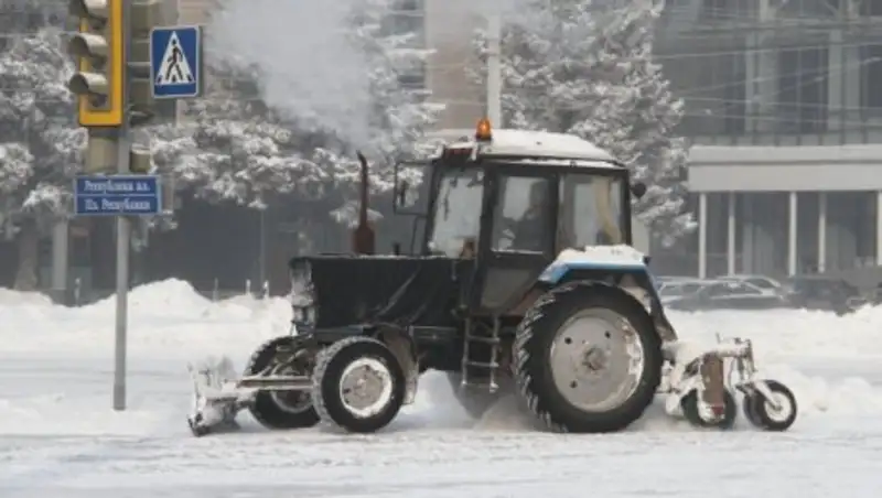 В Усть-Каменогорске замерзла снегоуборочная техника