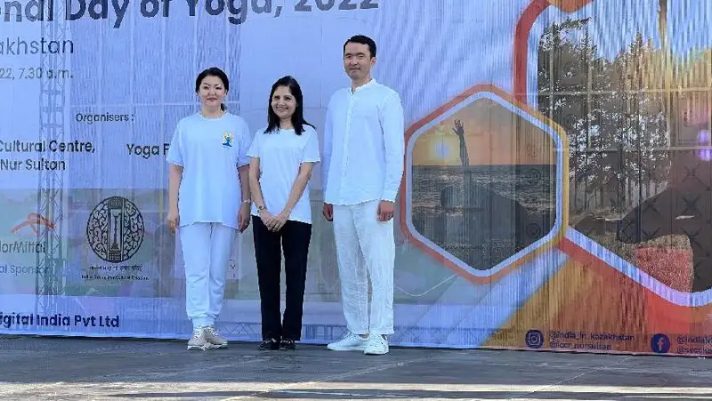 Глава Минздрава поучаствовала в массовом занятии йогой в Нур-Султане