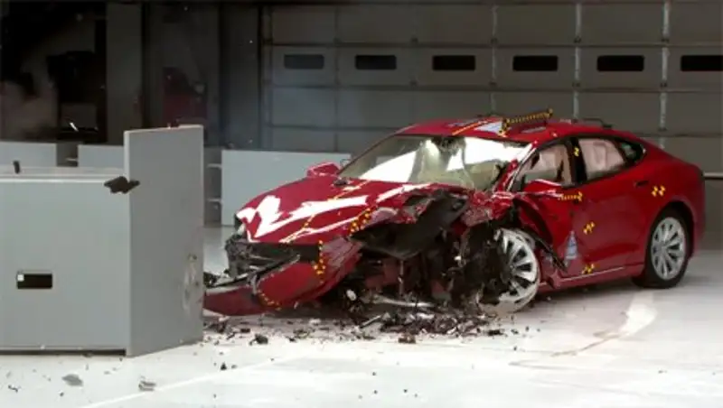 Электрокары Tesla и BMW провалили краш-тест