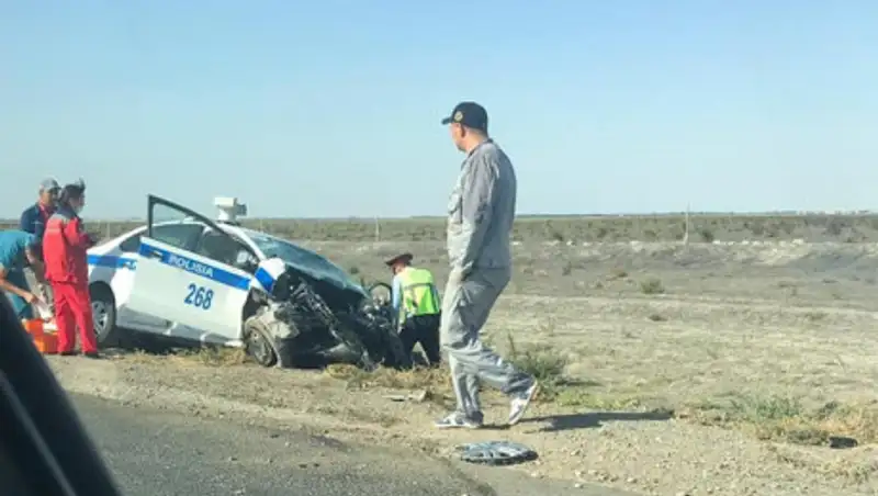 Toyota Hilux врезалась в полицейский автомобиль под Атырау