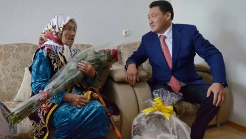 Аким Павлодарской области поздравил с праздником 100-летних женщин