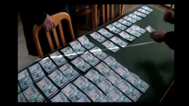 Появилось видео, как директор "Енбек-Актобе" берет взятку