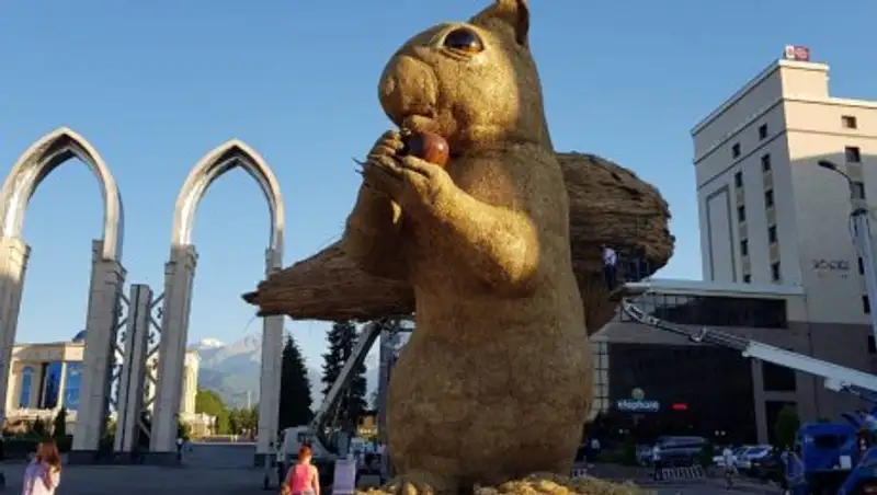 "Какие милые люди", - думает огромная белка, глядя на алматинцев