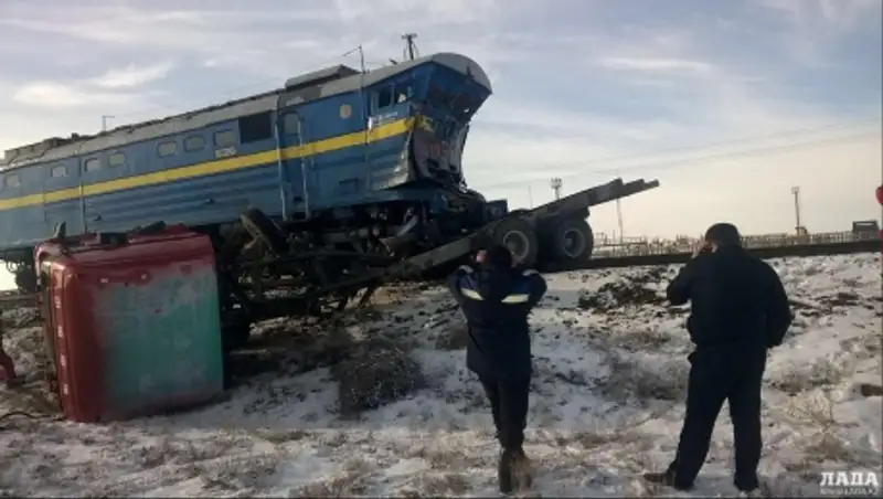 КЧС: водитель газовоза погиб при столкновении с поездом