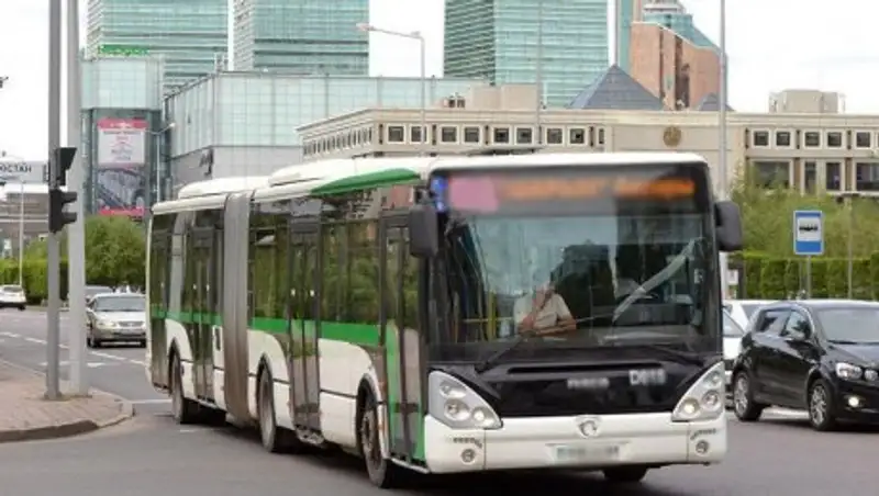 В Астане автобус сбил двух девушек