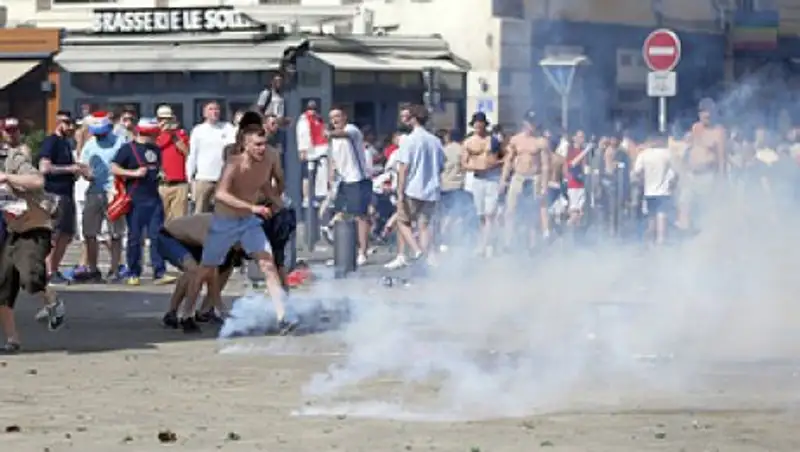 Английский фанат, пострадавший в Марселе, находится в критическом, но стабильном состоянии 