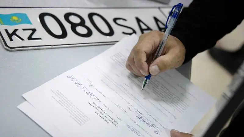 Работник СпецЦОНа незаконно ставил на учет авто в Нур-Султане