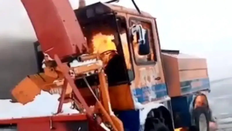 Снегоуборочная машина загорелась в Акмолинской области