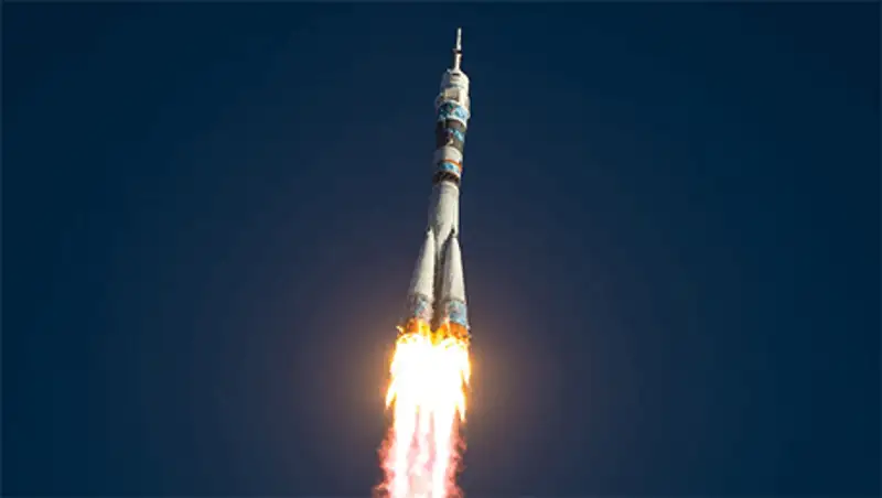 Старт космического корабля «Союз» с олимпийским факелом