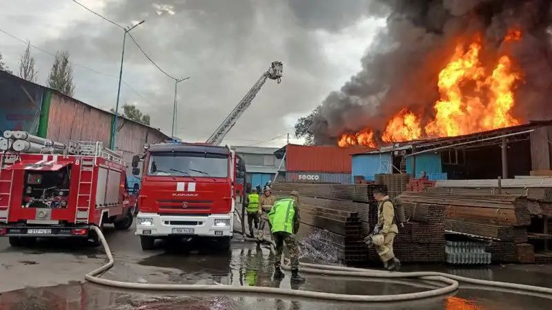 Крупный пожар тушат в Алматы