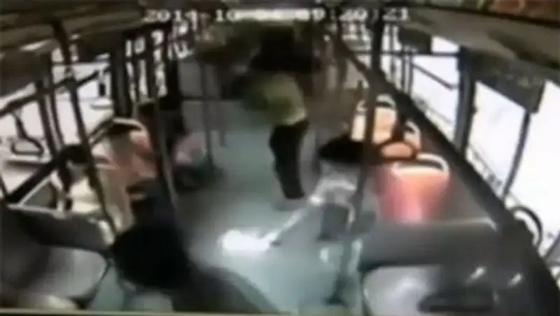 Смартфон взорвался в руках у пассажирки автобуса в Китае