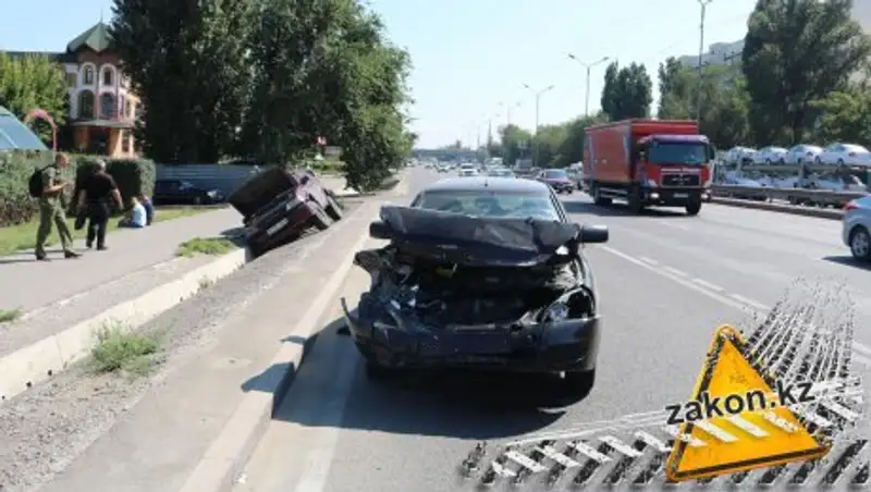 В Алматы Lada Priora столкнула внедорожник в арык