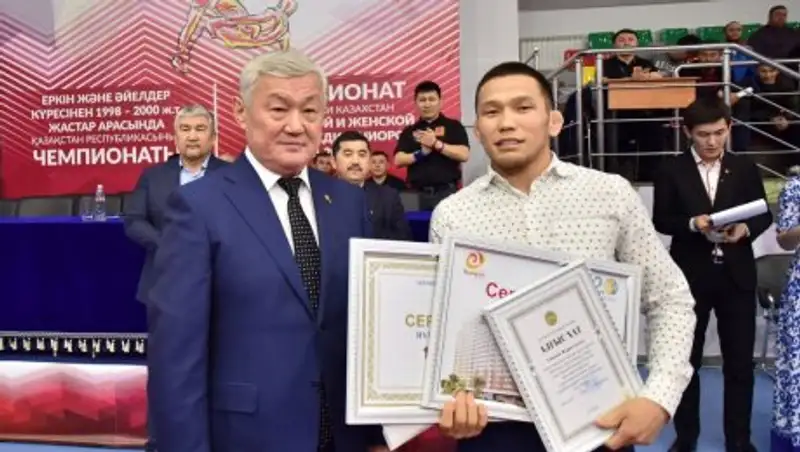 Нурисламу Санаеву вручили ключи от квартиры и денежный сертификат