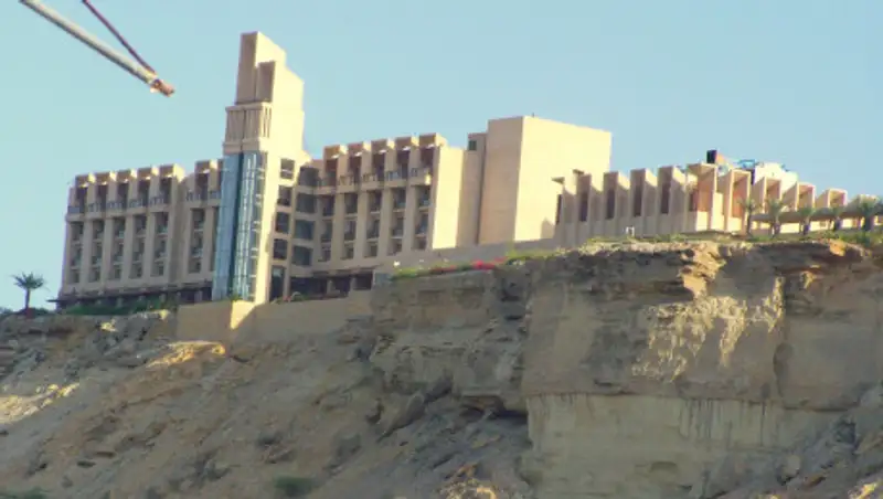 Боевики напали на отель в Пакистане