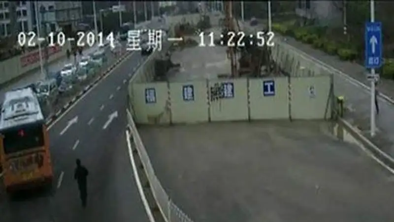 Китаец сумел догнать и остановить потерявший управление автобус