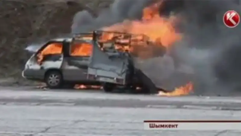 На трассе Ташкент – Шымкент дотла сгорел микроавтобус