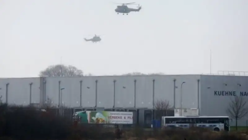 Олланд проводит экстренное совещание по ситуации во Франции