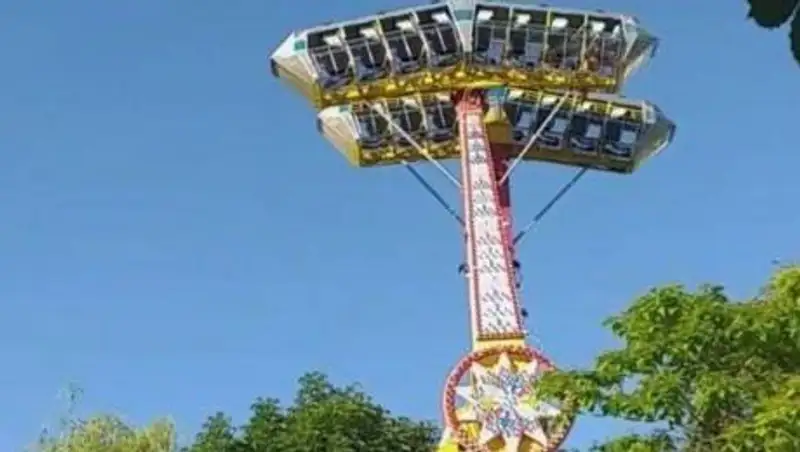 Аттракцион "Камикадзе" завис вместе с россиянами в воздухе