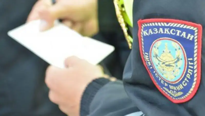 Полиция заинтересовалась летающими по Астане деньгами