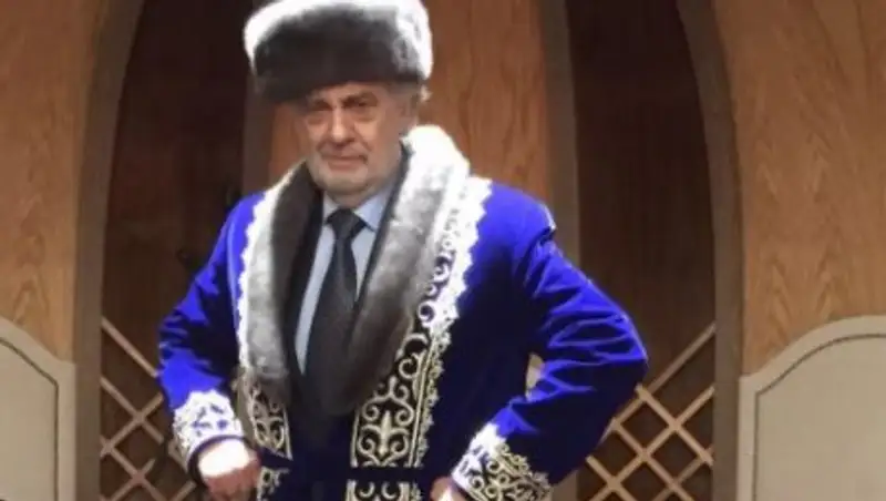 По следам Кейджа: Пласидо Доминго опубликовал фото в чапане