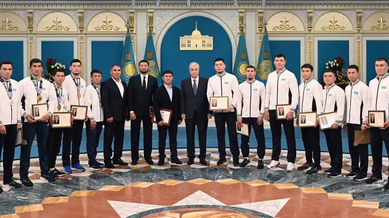 Президенту подарили боксерские перчатки