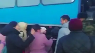 50 сельчан переправили спасатели через затопленную дорогу в Жетысуской области, фото - Новости Zakon.kz от 08.03.2023 06:47