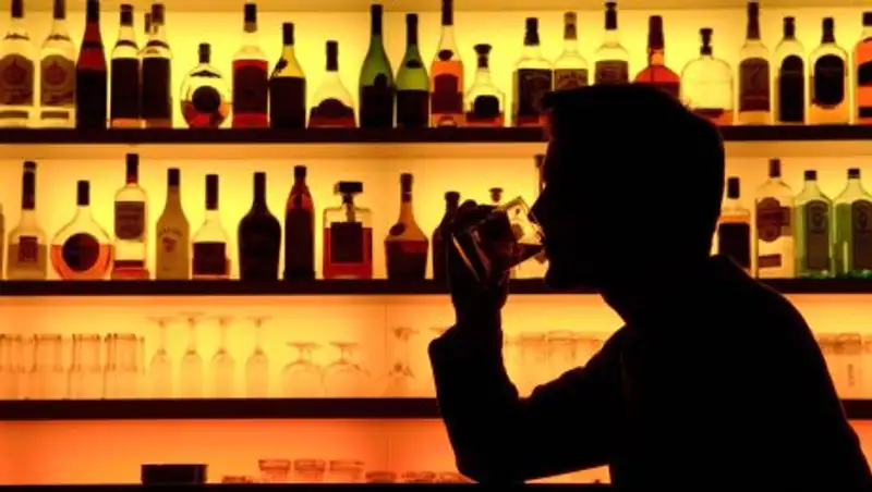 Употребление спиртных напитков приводит к расизму и гомофобии