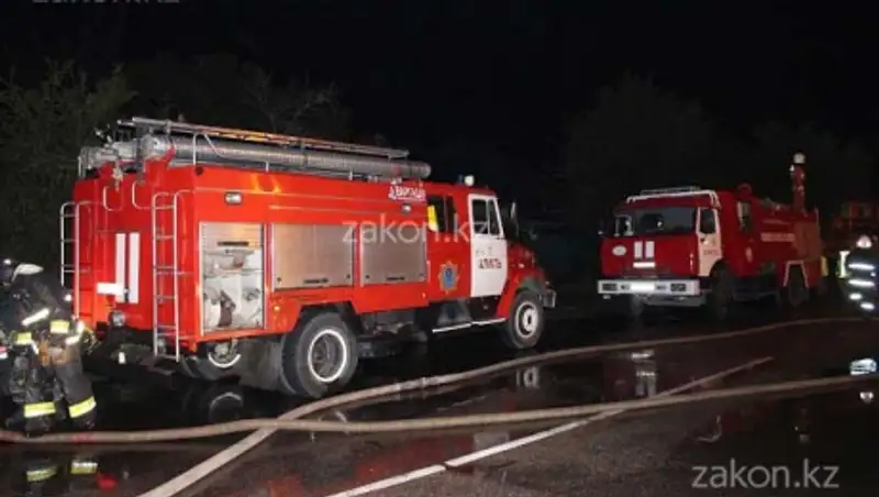 20 человек было эвакуировано из-за пожара в 3-х комнатной квартире в Алматы