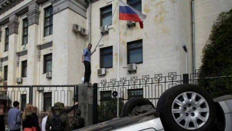 Около 100 человек проводят акцию протеста возле посольства РФ в Киеве