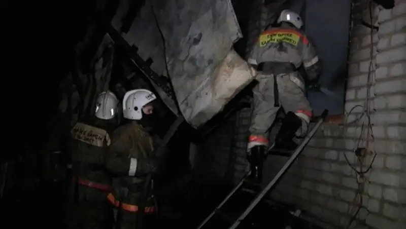 Семья едва не погибла в горевшем частном доме