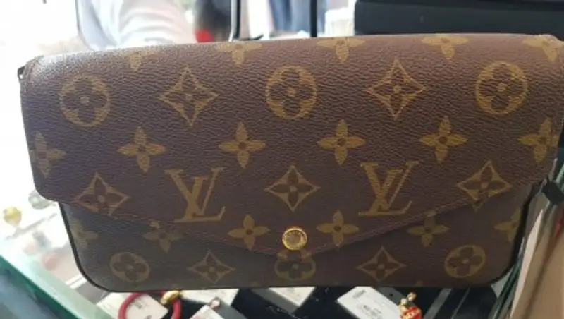 Дешево и сердито: подделки Louis Vuitton на 3,5 млн тенге изъяли в Алматы