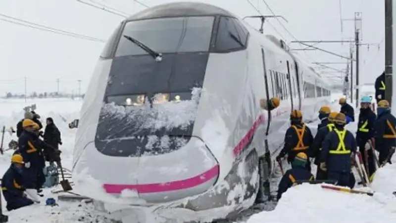 В Японии из-за сильного снегопада люди ночевали в поездах