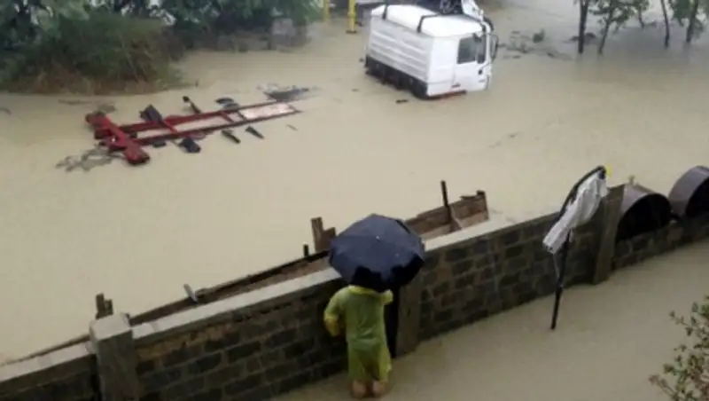 Наводнение в Сочи: затоплены вокзал и аэропорт, жителей эвакуируют