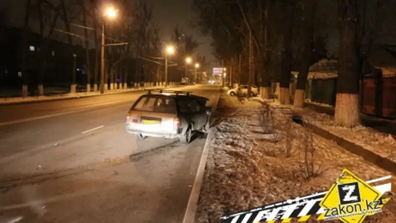 В Алматы Camry от удара Corolla влетела в столб ЛЭП