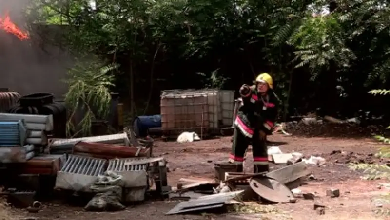 В Шымкенте горел завод