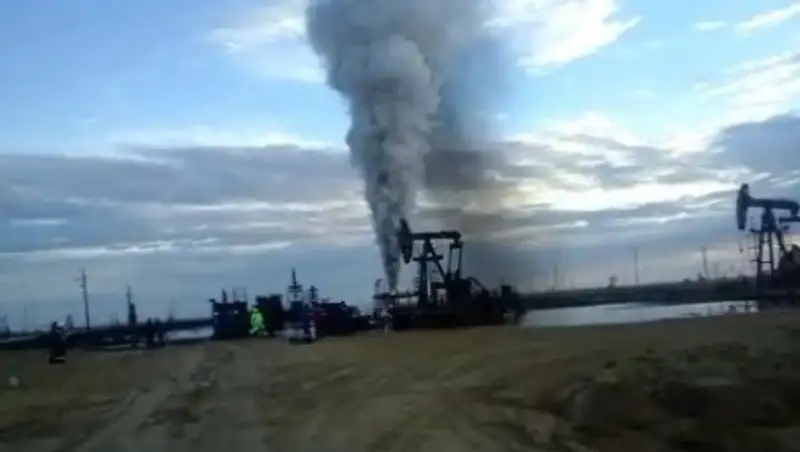 На месторождении Каражанбас в Мангистау произошел выброс газоводяной смеси