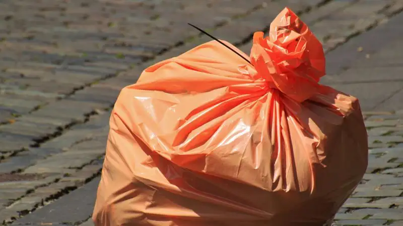 Ноутбук, монитор, шнуры: в Астане женщина выбросила вещи из окна на летник